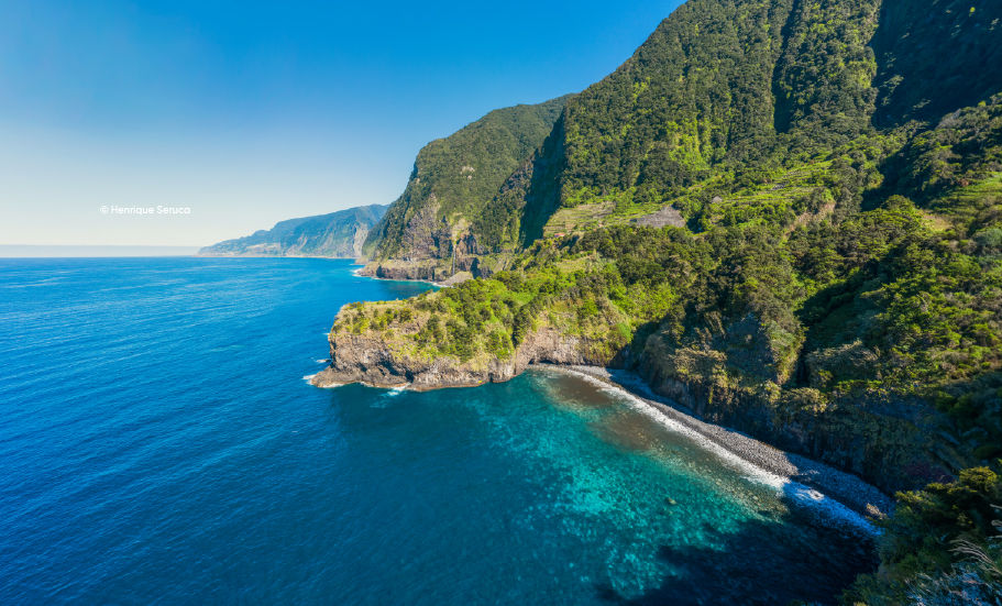Descubra um paraíso natural no meio do Atlântico. Viaje para a Madeira!